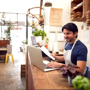 Optimisation fiche Google Business : commerçant gérant sa visibilité locale depuis son ordinateur