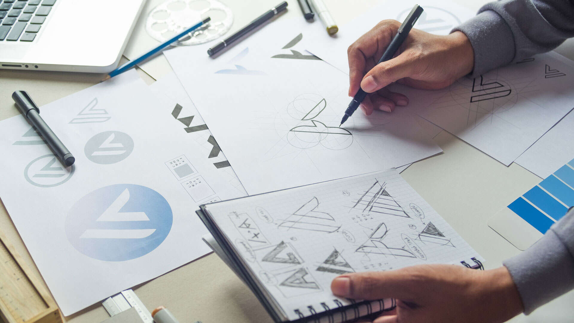 Création de charte graphique et conception de logo, illustrant le processus de design d’identité visuelle.