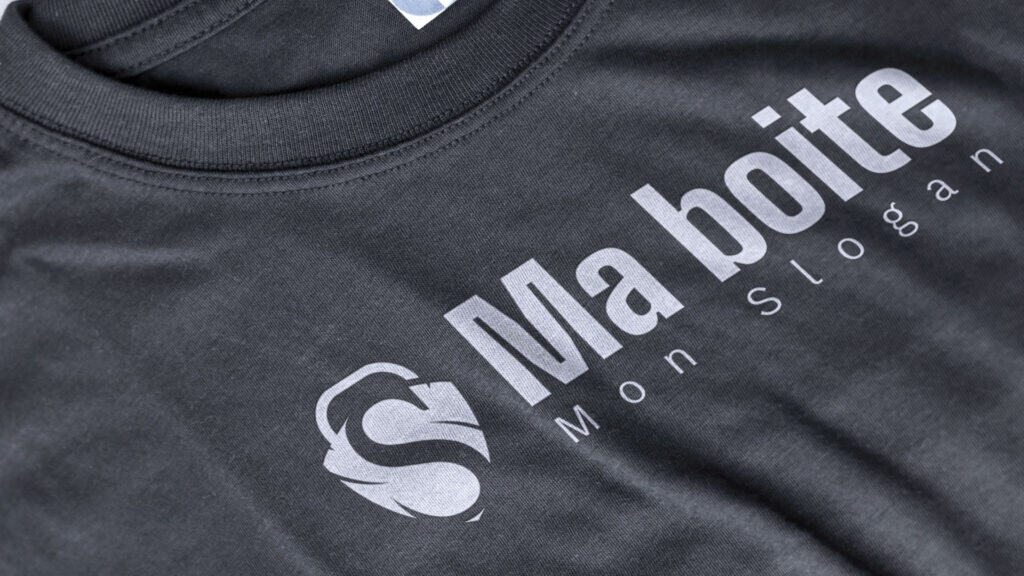 T-shirt professionnel avec logo et slogan d’entreprise — exemple de design textile personnalisé