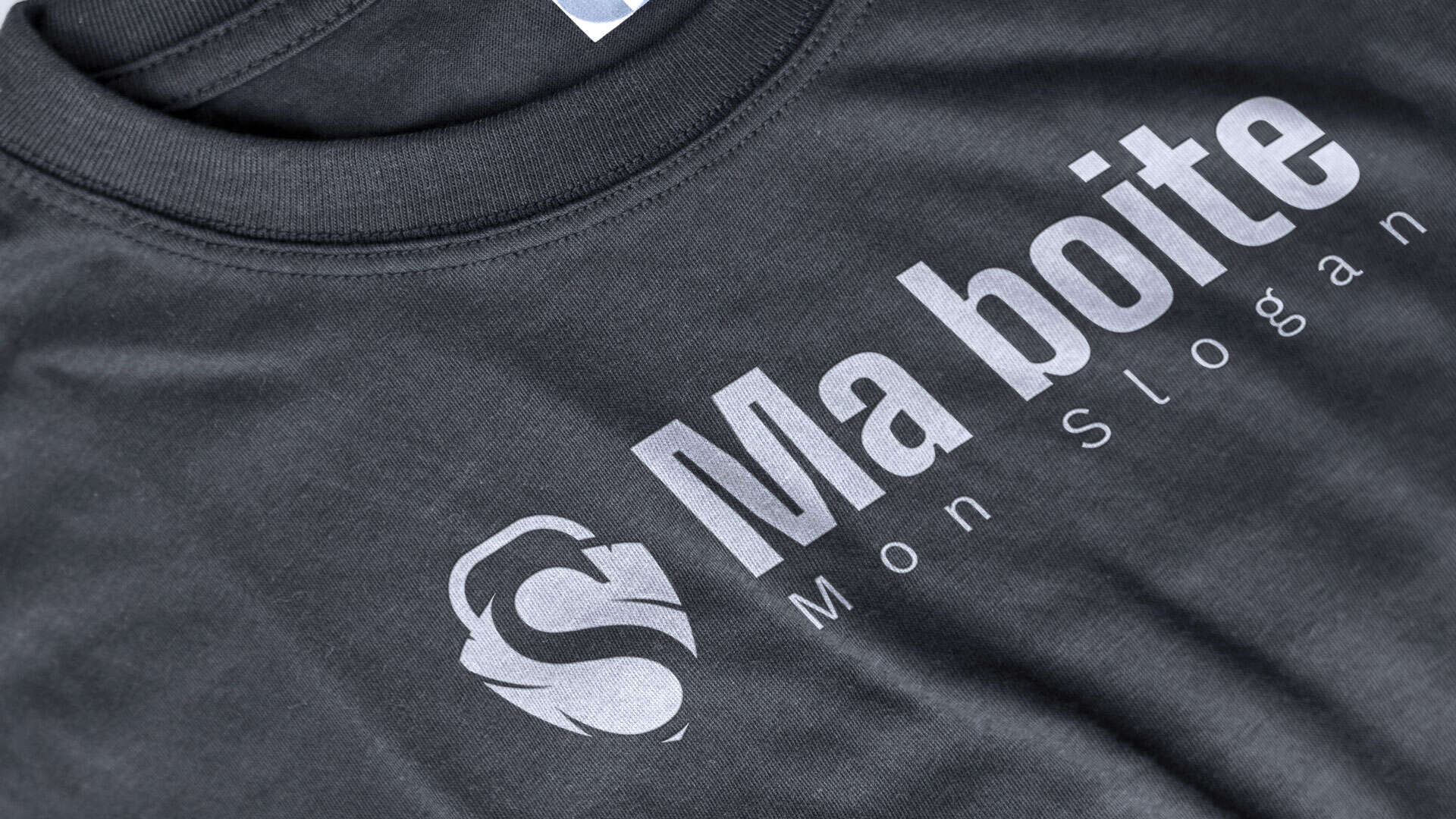 T-shirt professionnel avec logo et slogan d’entreprise — exemple de design textile personnalisé