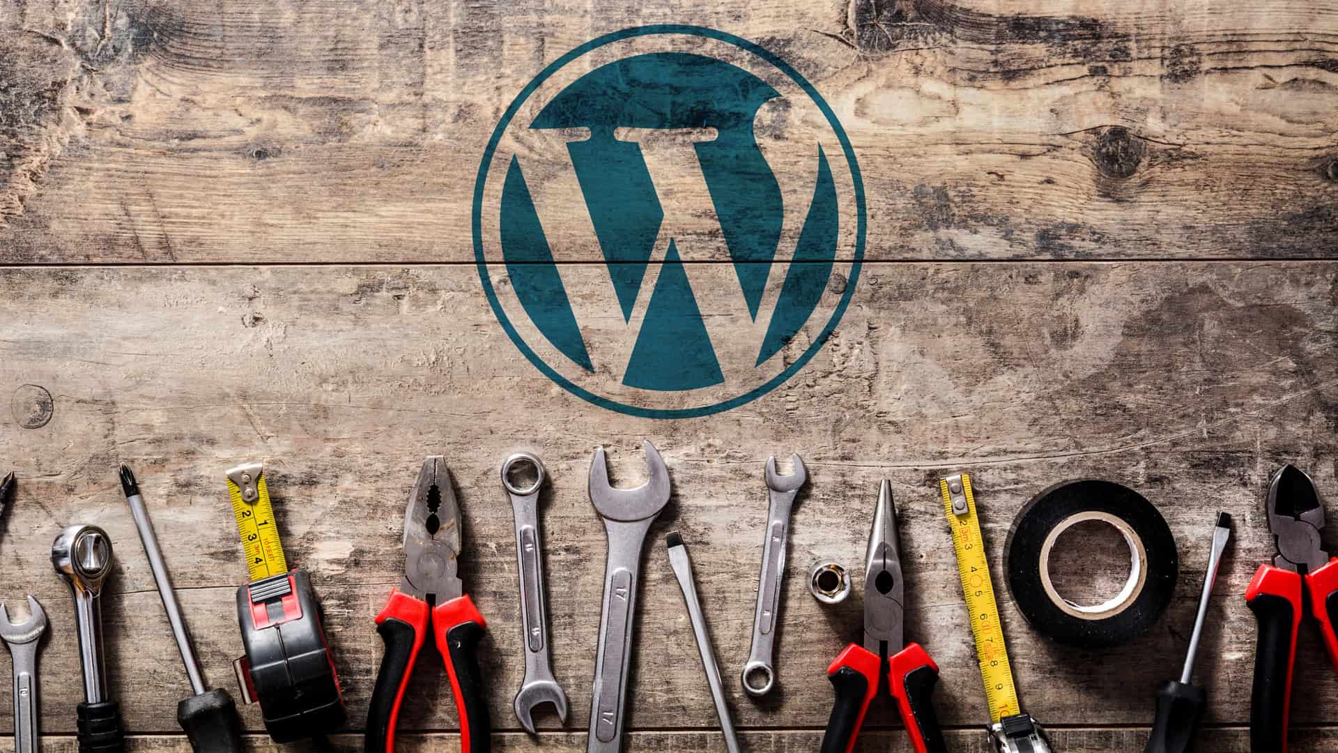 Logo et outils de maintenance WordPress sur fond en bois, symbolisant l’entretien d’un site we
