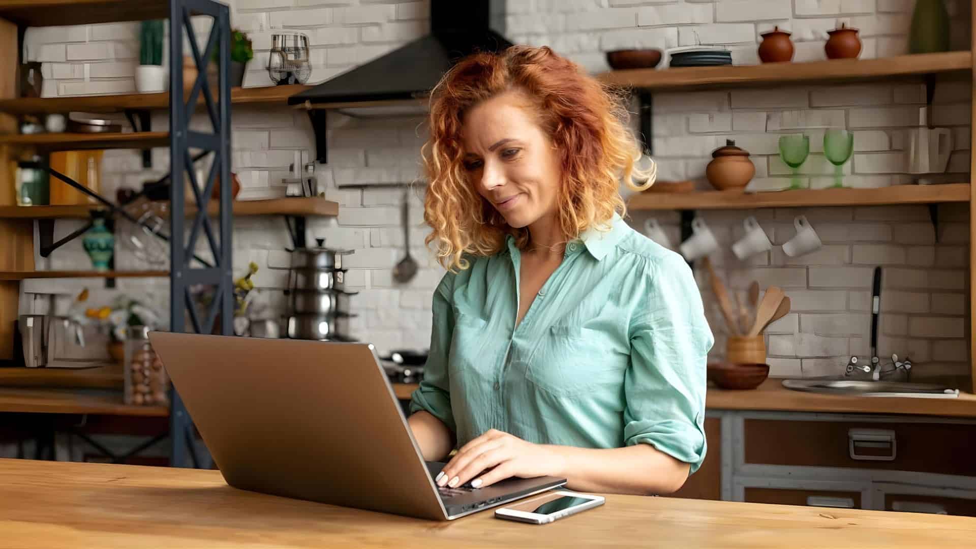 Entrepreneuse travaillant sur son ordinateur pour lancer son activité avec un pack lancement activité