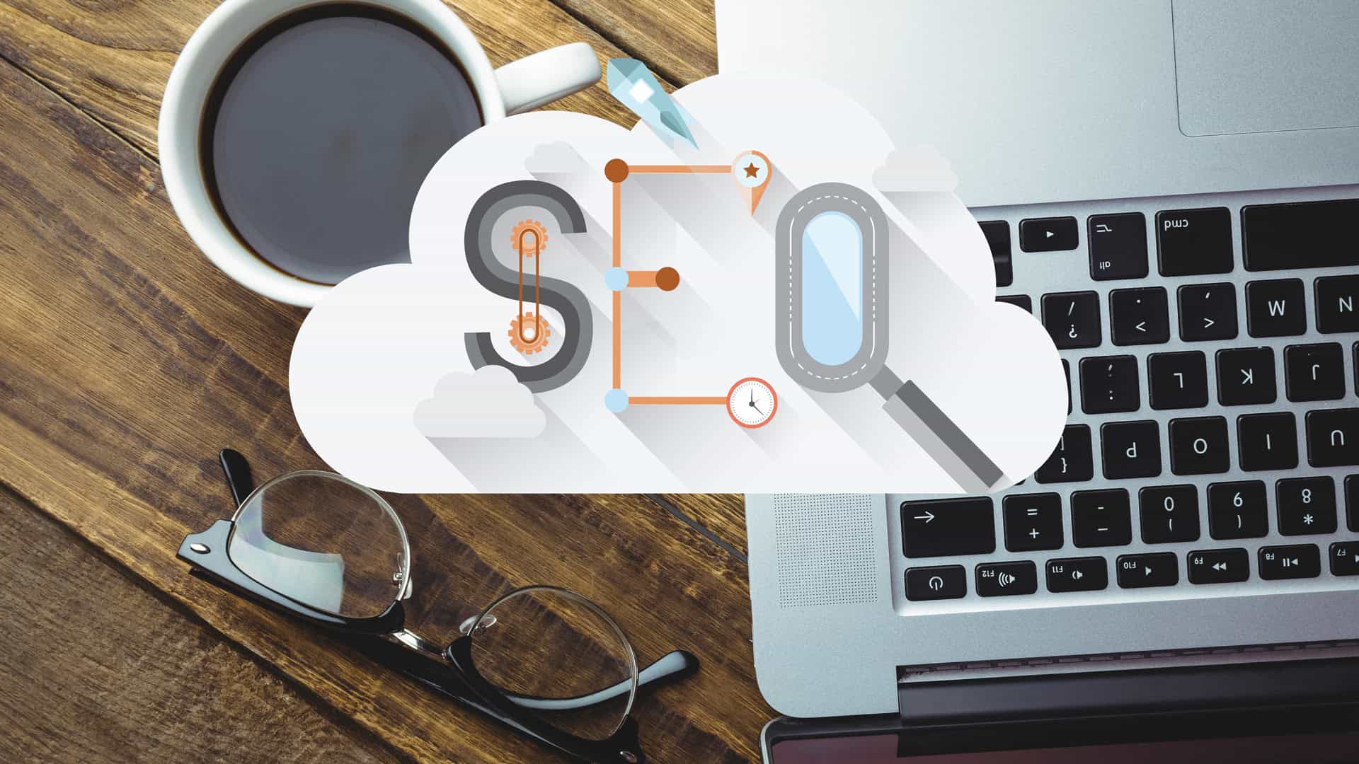 Concept de rédaction web SEO illustré par une loupe, un ordinateur portable et une tasse de café.