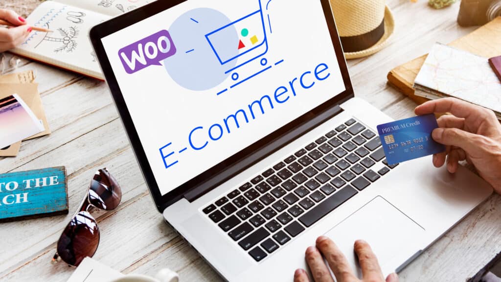 Création de site e-commerce WooCommerce avec paiement en ligne sur ordinateur portable.