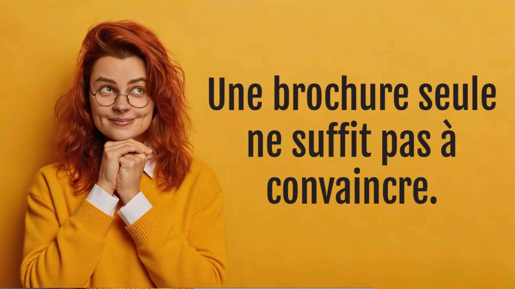 Femme rousse devant un fond jaune illustrant une brochure sans impact sur un salon professionnel
